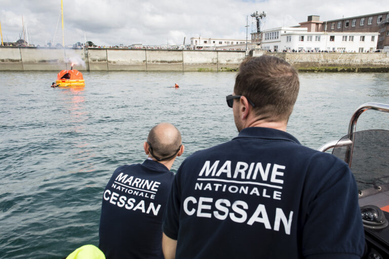 Équipe du CESSAN lors d'une démonstration de survie en mer. Le jeudi 14 Juillet 2016 à Brest.

A l'occasion de Brest 2016, le Centre d’entraînement à la Survie et au Sauvetage de l’Aéronautique Navale (CESSAN) effectue une démonstration de survie en mer au niveau de la digue la pérouse.