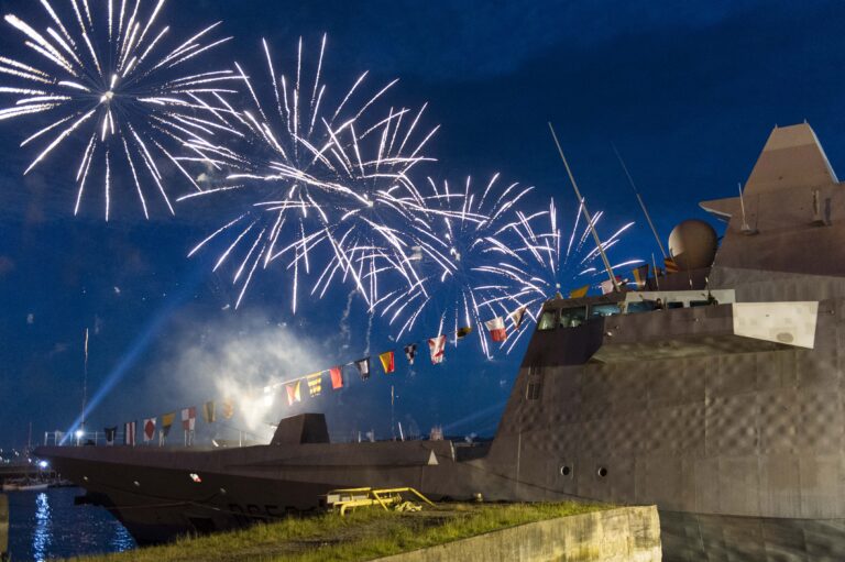 La Frégate Multi-Mission  (FREMM) "Aquitaine" est haut premier rang pour le feux d'artifice du 14 Juillet . Le Jeudi 14 Juillet 2016 à Brest.

A l'occasion de Brest 2016, plusieurs bâtiments de la marine National participe à la fête.