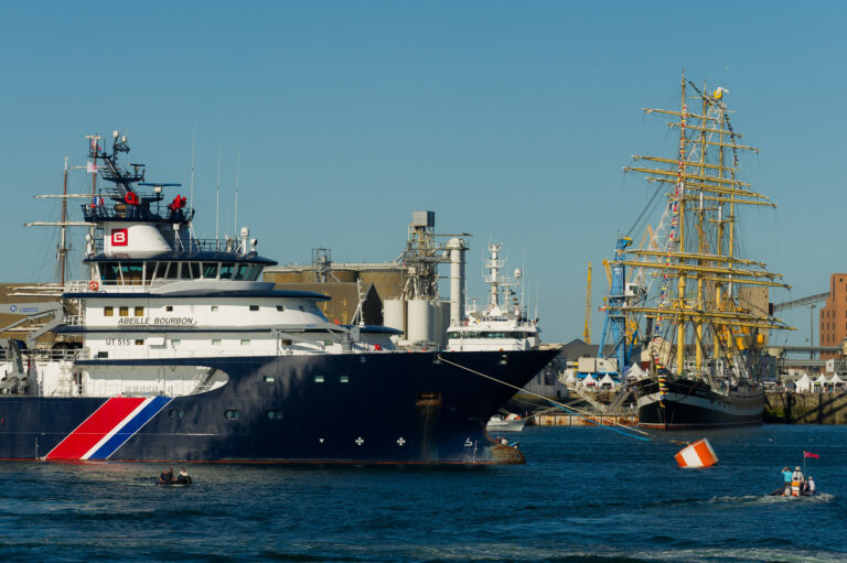 L'abeille Bourbon a quai lors des festivités de Brest 2016, Brest le 16 juillet 2016.                                                           Brest organise les fêtes maritime de Brest 2016 du 13 au 19 juillet 2016 avec la participation de la Marine Nationale.