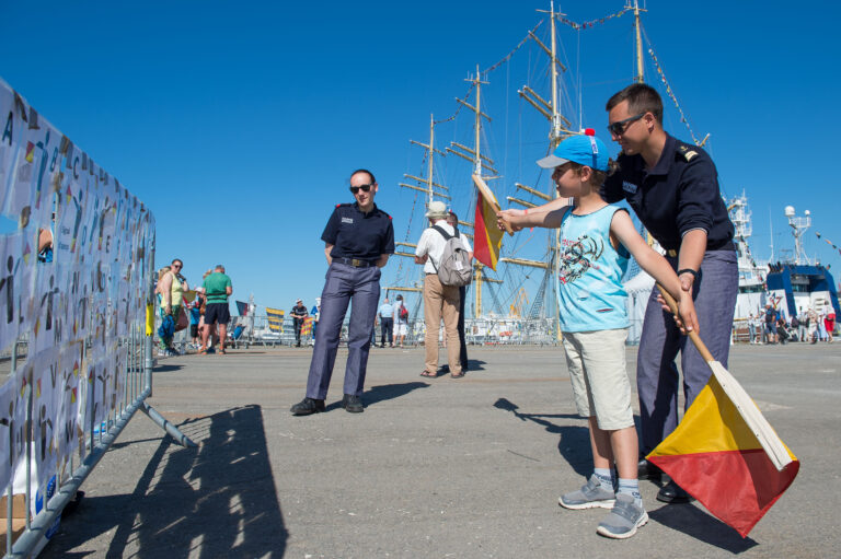 Démonstration sur le quai de la Frégate Européenne Multi-Mission Aquitaine, de signaux de morse. Le 18 juillet 2016.

Brest organise les fêtes maritimes internationales 2016 du 13 Juillet au 19 Juillet 2016.