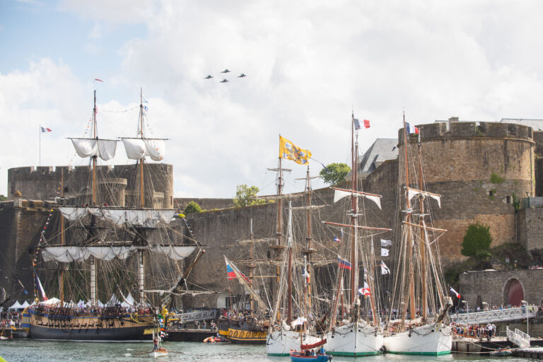 Passage de quatre rafales marine au dessus des fêtes internationales maritimes de Brest 2016 à Brest le jeudi 14 juillet.