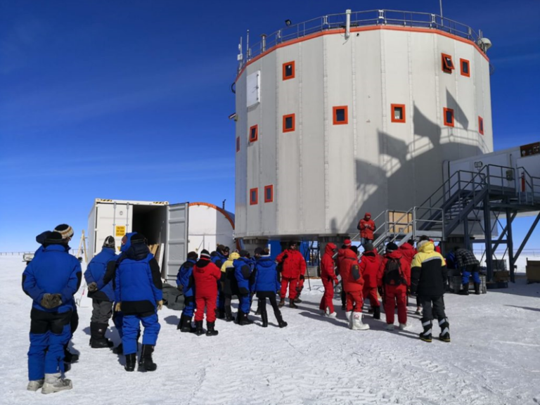 Groupe de personnes devant l'Institut polaire