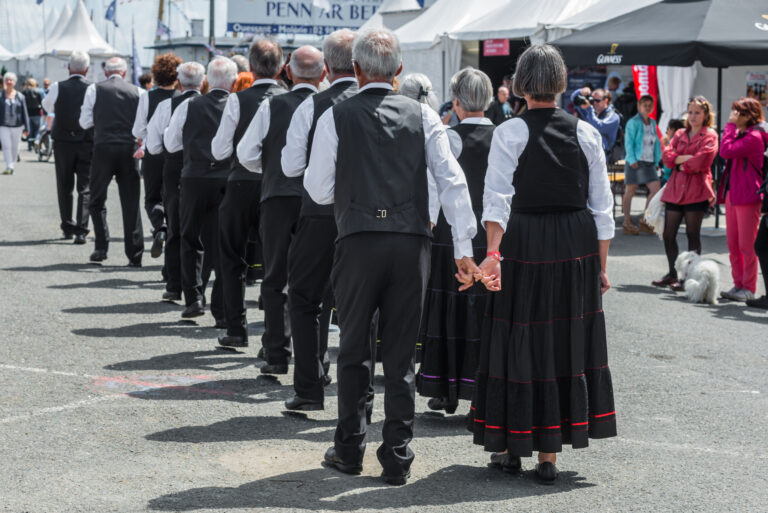 Hommes et femmes en costumes traditionnels