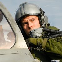 Un pilote à bord de son cockpit avant le catapultage. 

Le 10 décembre 2022, deux pilotes de Rafale Marine partent en mission. Ils sont briefés en salle d'alerte, puis rejoignent leurs avions, les vérifient, pour ensuite être catapultés depuis le pont d'envol du porte-avions Charles de Gaulle. 

Depuis le 15 novembre 2022, le groupe aéronaval est déployé en Méditerranée dans le cadre de la mission ANTARES.